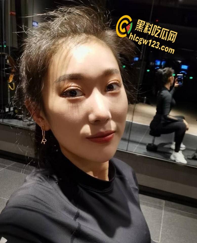 陕西极品人妻【张伊儿】！为冲业绩不择手段，陪睡客户尽展蜜桃臀！-3