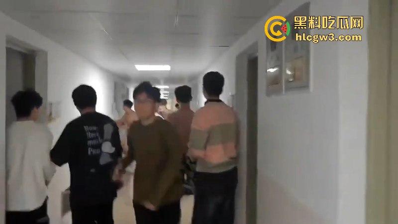 屎不可挡！浙江温州医学院男生宿舍水管爆裂屎花满天飞 这下可要与屎共眠了！-4