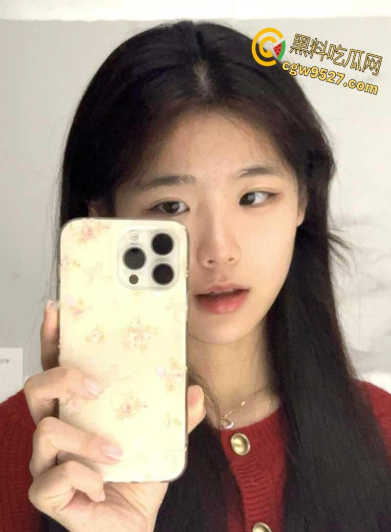 四川极品嫩妹【邵怡芬】，被男友车震调教，性感小嘴跳跳糖口交，沙漠风暴快感，还对着镜头比剪刀手！-4