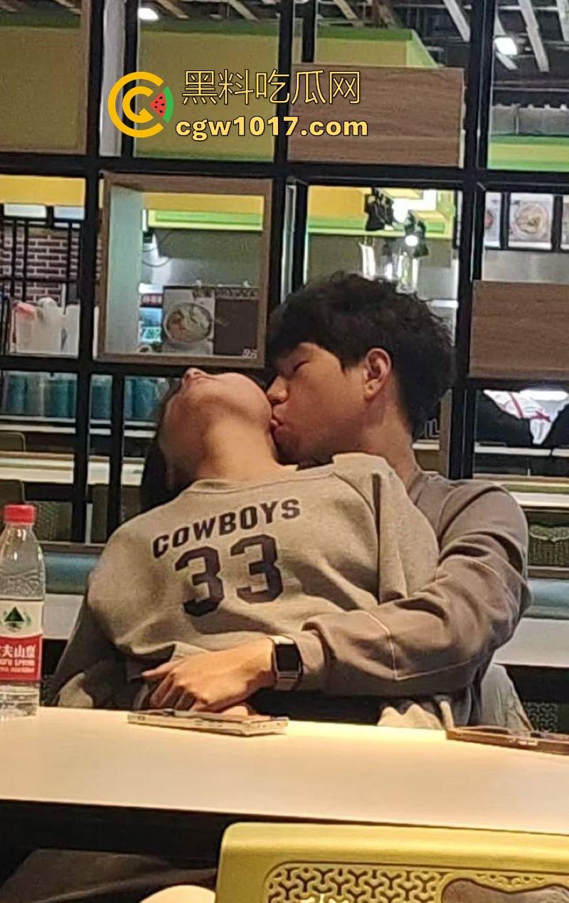 餐厅内情侣大胆玩抠逼，妹子表情扭曲高潮，全自动骑乘榨精，从娇羞到高潮喷潮，合着我们都是你们pay中的一环呗！-9