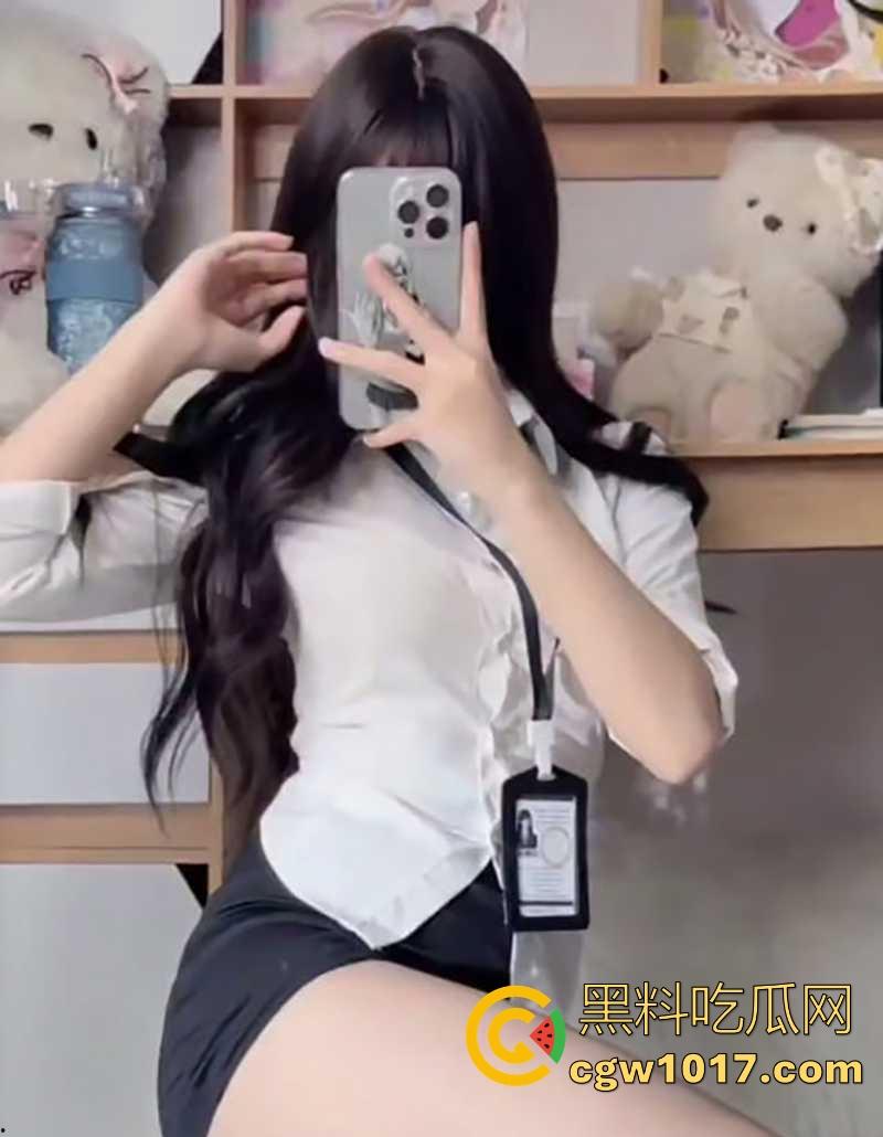 抖音31万粉丝网红【温柔小猪】JK淫装玩透视内裤，黑森林湿透隐现蜜穴，似露非露最是魅惑，骚得一塌糊涂！-5