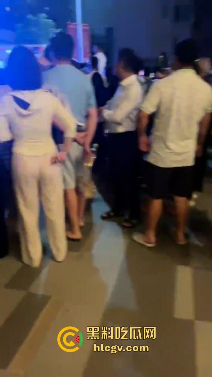 广东珠江铂世湾保安暴力打小孩引众怒！数百业主围堵救护车讨要说法-5