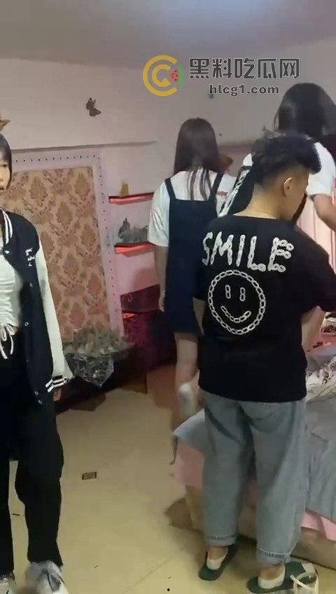 出租屋惊现霸凌事件！精神小伙小妹操控女孩，出租屋成霸凌舞台！-1