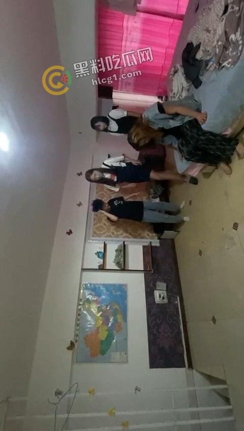 出租屋惊现霸凌事件！精神小伙小妹操控女孩，出租屋成霸凌舞台！-4