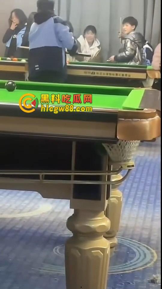 现在10后小学生都卷成这样了？嘴叼利群打台球还带妹，烟一口杆一打，童年直接过成社会大哥！-3