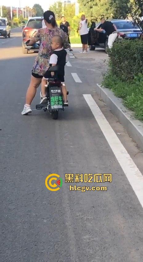 史上最猛路怒症！匕首对砍西瓜刀，手断了还往前冲！勇猛还是傻？让人看得直呼服了！-3