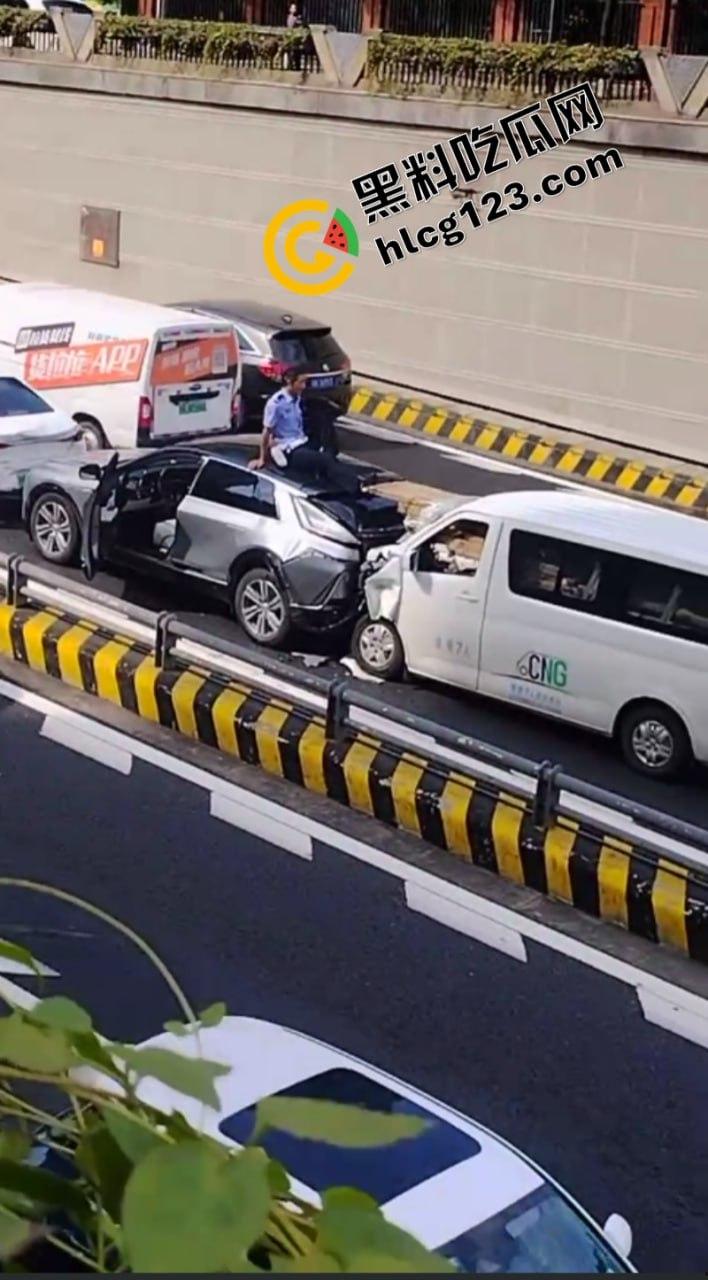 太惨了！面包车“人货混装”追尾，副驾驶女人没了！-6