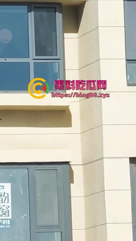 河北老铁偷拍邻居巨乳少妇全裸拖地，奶子甩得跟钟摆似的骚得邪乎，这贱货啥怪癖非要光腚擦地板？-12