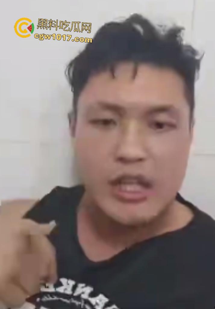 游戏团战关键时刻被老爸关电脑，网瘾儿子阿强直接打亲爸头破血流，老爸跪地求饶“我错了”，老妈哭求和解！-1