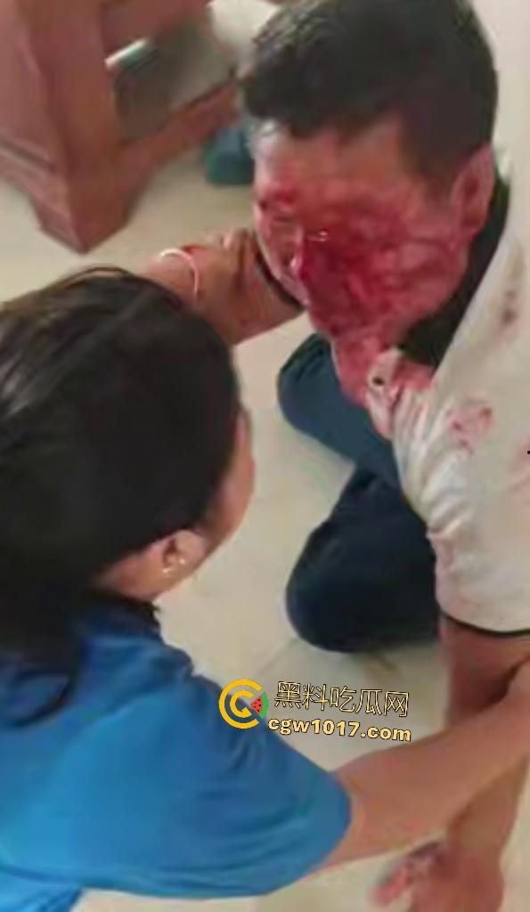 游戏团战关键时刻被老爸关电脑，网瘾儿子阿强直接打亲爸头破血流，老爸跪地求饶“我错了”，老妈哭求和解！-3