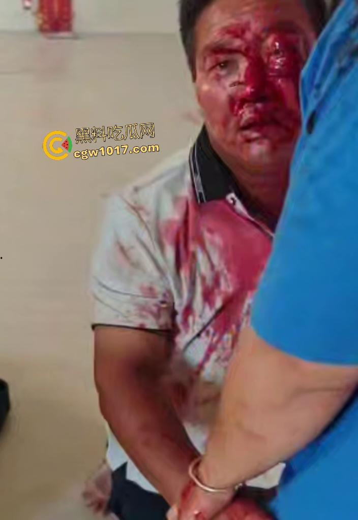 游戏团战关键时刻被老爸关电脑，网瘾儿子阿强直接打亲爸头破血流，老爸跪地求饶“我错了”，老妈哭求和解！-8