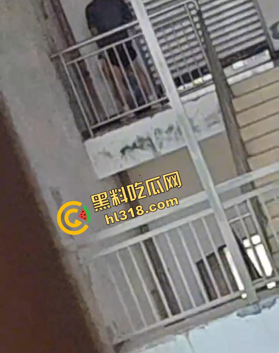 四川仁寿二职中学楼梯活春宫曝光，学生下课十分钟都憋不住，教学楼角落让女友当场口交，光天化日就敢玩！-3