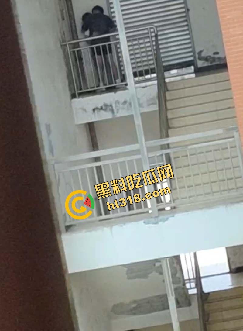 四川仁寿二职中学楼梯活春宫曝光，学生下课十分钟都憋不住，教学楼角落让女友当场口交，光天化日就敢玩！-9