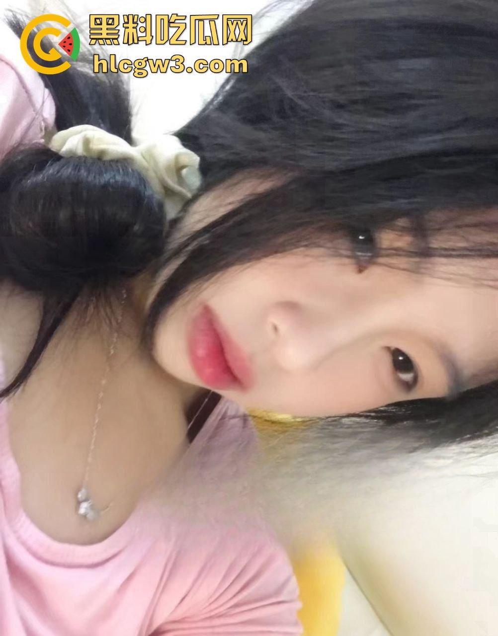 广州06年骚逼【徐家淇】极品反差白嫩女学生！雪般无瑕肌肤，清纯外表下的妩媚肉体太他妈润了！-3