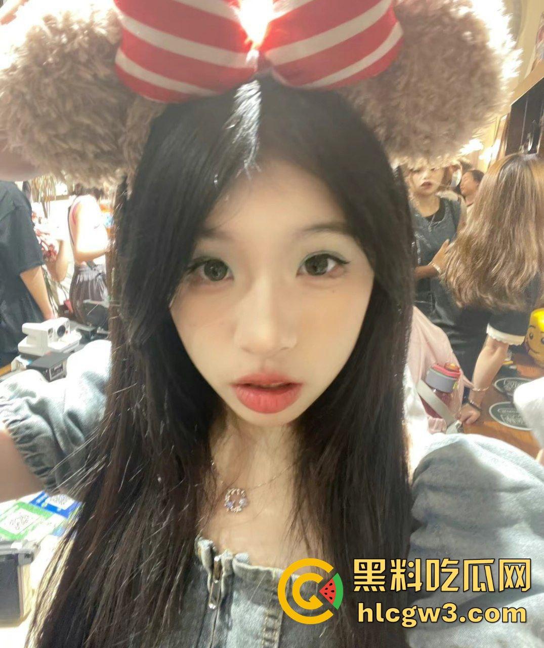 广州06年骚逼【徐家淇】极品反差白嫩女学生！雪般无瑕肌肤，清纯外表下的妩媚肉体太他妈润了！-4