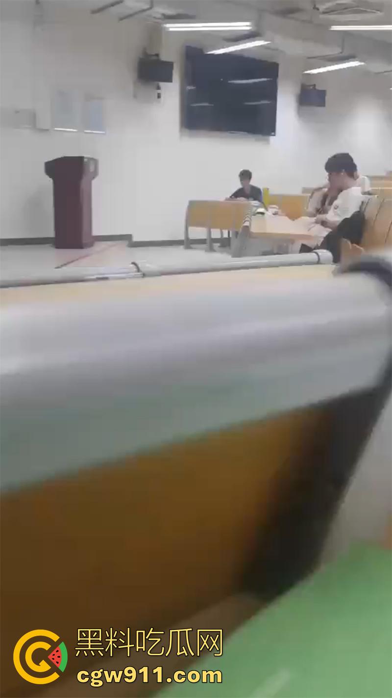 华南理工大学室温超导事件，粉衣女生手速惊人，飞速替男同学导管撸射，多视角拍摄曝光表白墙！-4