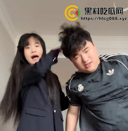 抖音200万粉网红【郭咩咩】直播割腕血喷三丈，菜刀剁手腕吓傻舔狗，甜妹秒变疯批杀人魔！-11