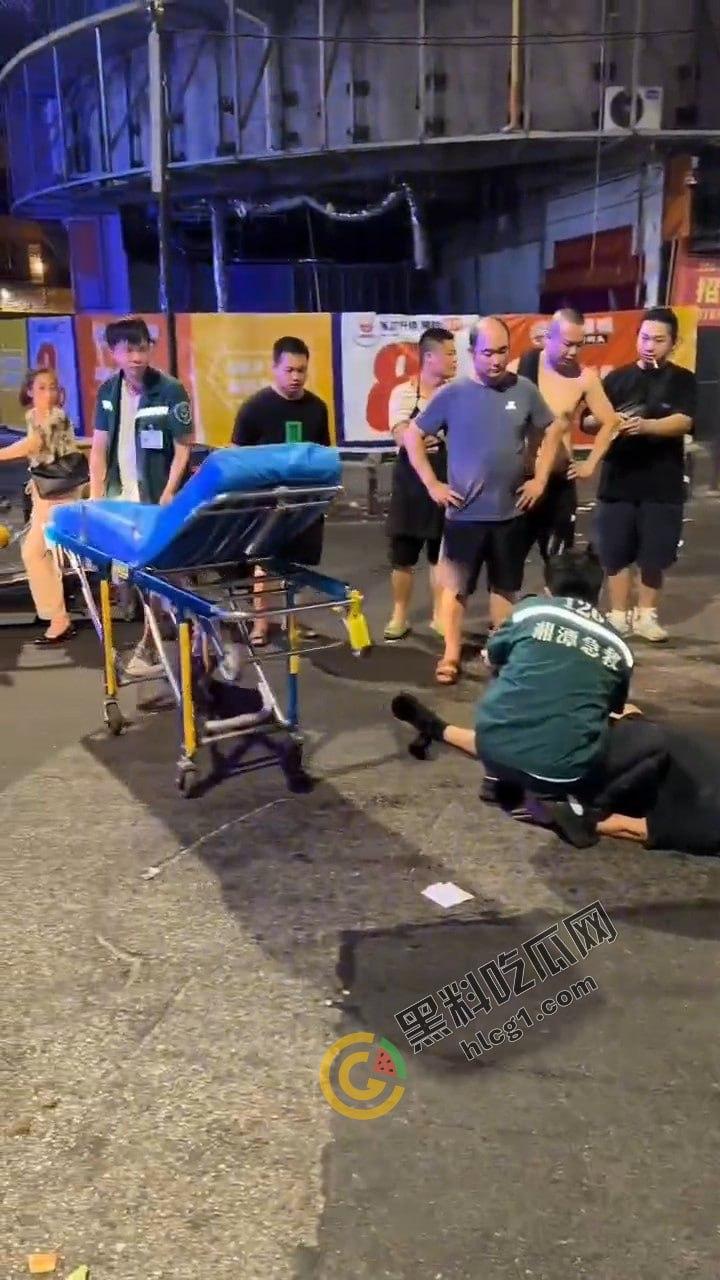 湘潭市岳塘区步行街群殴惊现！“湘潭最猛电动车”引爆街头斗殴，路人纷纷化身吃瓜群众-6