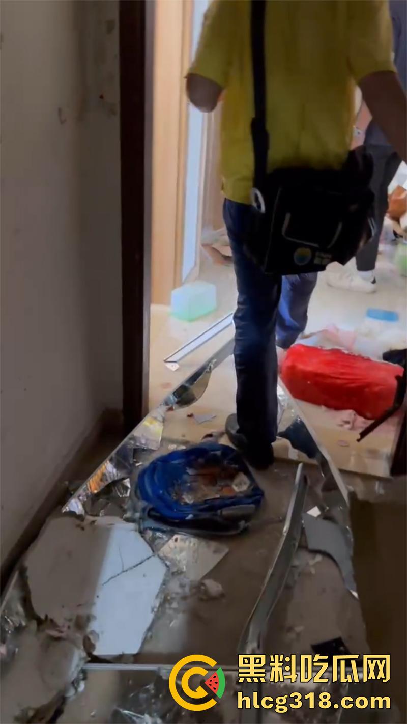 炸裂年轻夫妻吵架，小仙女直接点燃天然气，房屋爆炸大火肆虐，人直接从家里飞出去了！-4