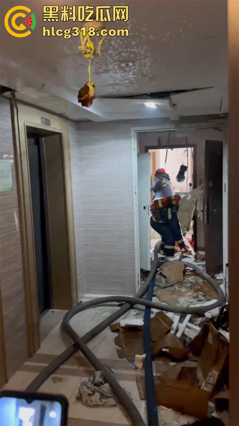 炸裂年轻夫妻吵架，小仙女直接点燃天然气，房屋爆炸大火肆虐，人直接从家里飞出去了！-5