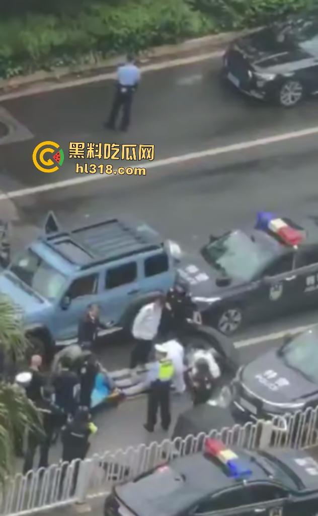 7月20日下午昆明金马坊坦克300狂飙撞人屠杀，司机被特警乱枪击毙，路人看到汽车都怕！-5