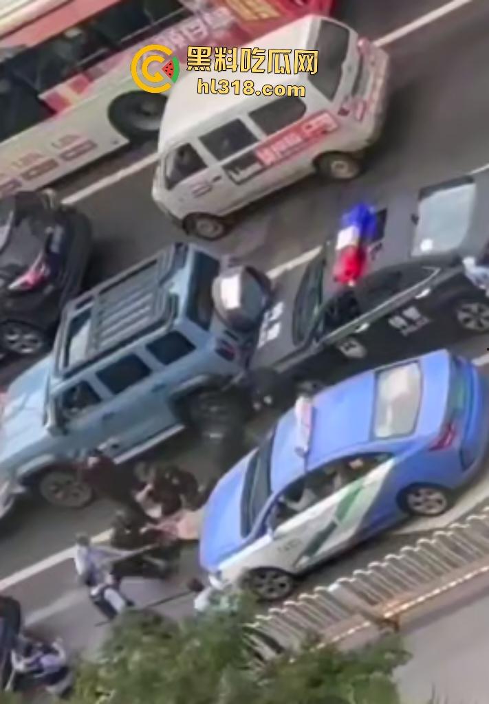 7月20日下午昆明金马坊坦克300狂飙撞人屠杀，司机被特警乱枪击毙，路人看到汽车都怕！-7