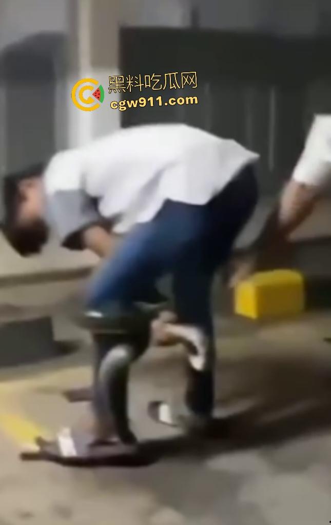 印度作死狂人闲蛋疼踩蟒蛇遭反杀！巨蟒一口咬住小腿死缠不放，发觉人太大吃不下灰溜溜逃窜！-5