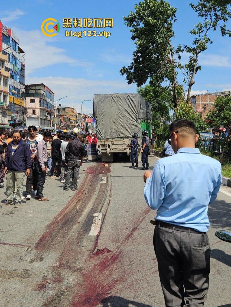 血腥慎点！太惨烈！尼泊尔一男子遭货车碾压拖行 “肠子都出来了！”-3