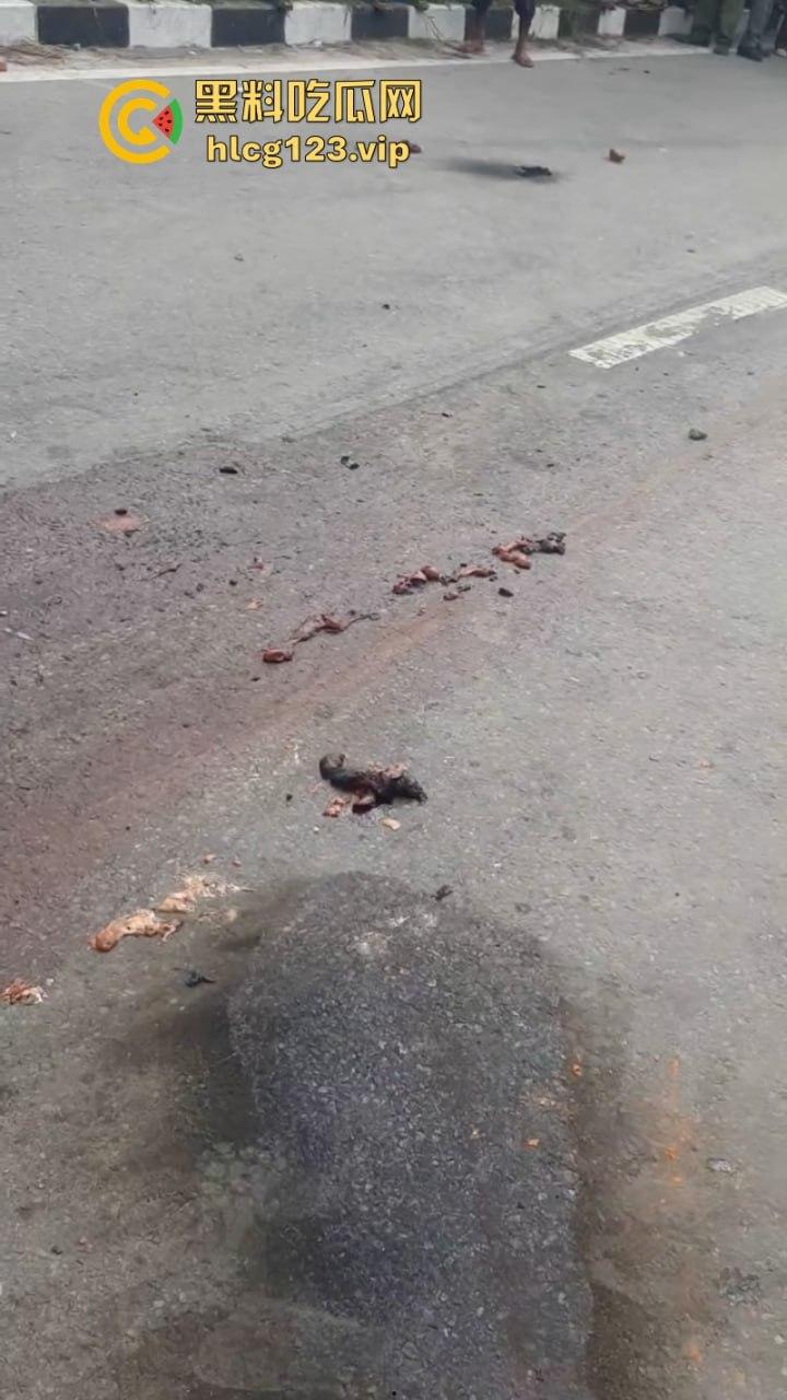 血腥慎点！太惨烈！尼泊尔一男子遭货车碾压拖行 “肠子都出来了！”-4