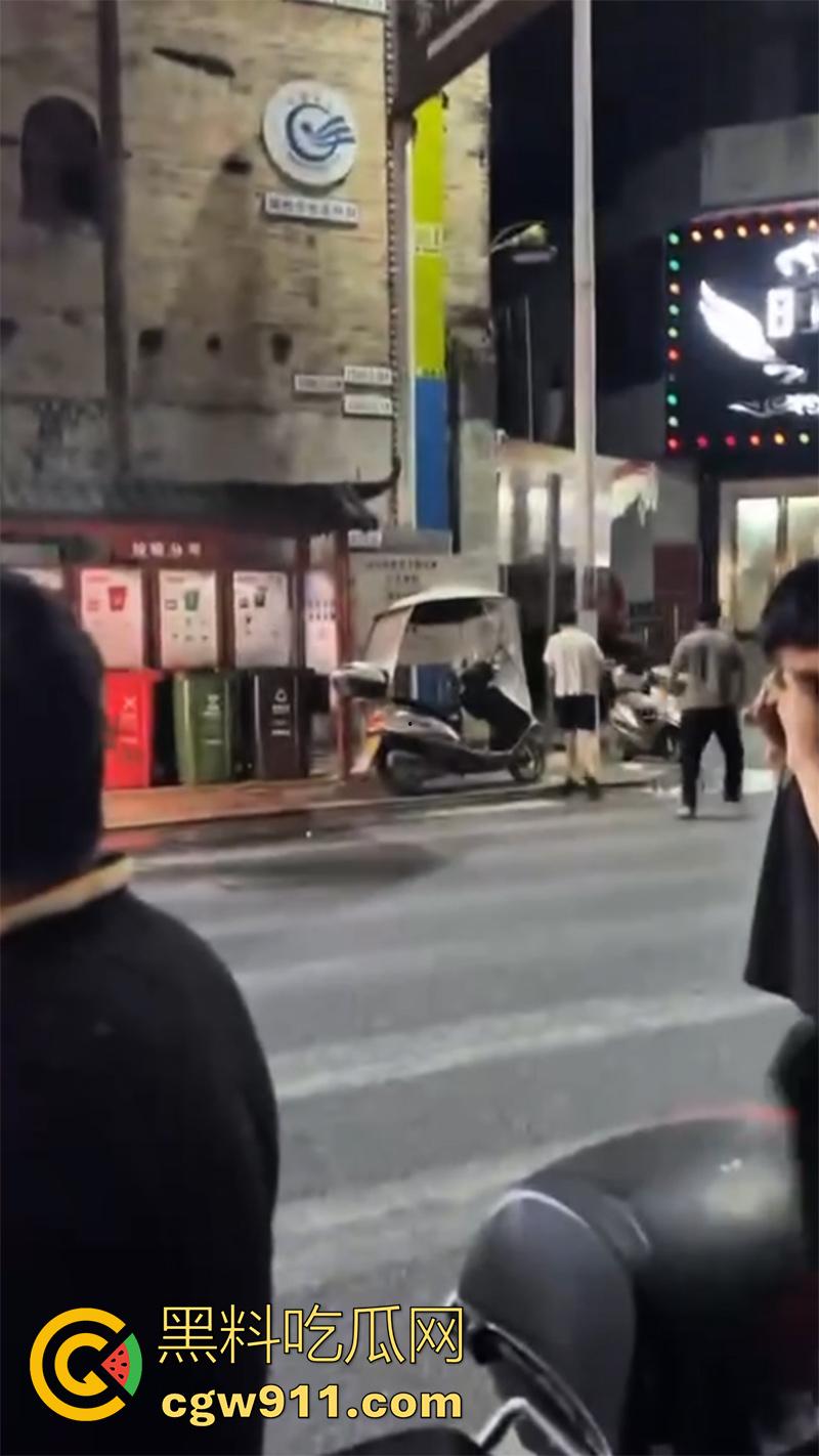 妻子出轨店老板，被老公发现持刀对峙，当街砍杀老婆和其老板，这是上班还是卖逼去了？真是活该啊！-4