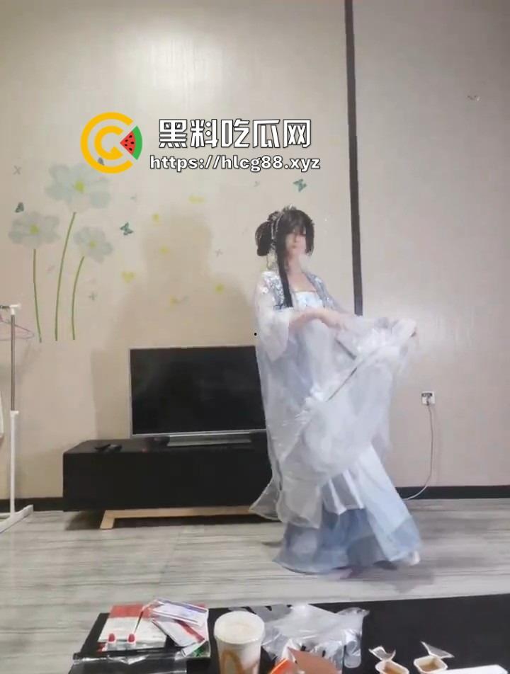 有个男娘朋友是啥体验?想撸就让他穿汉服跳骚舞,鸟露出来给你助兴,一边扭一边撸!-2