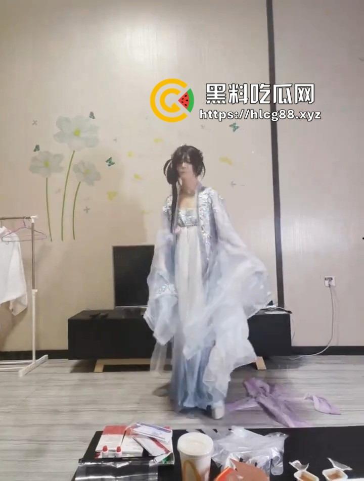 有个男娘朋友是啥体验?想撸就让他穿汉服跳骚舞,鸟露出来给你助兴,一边扭一边撸!-4