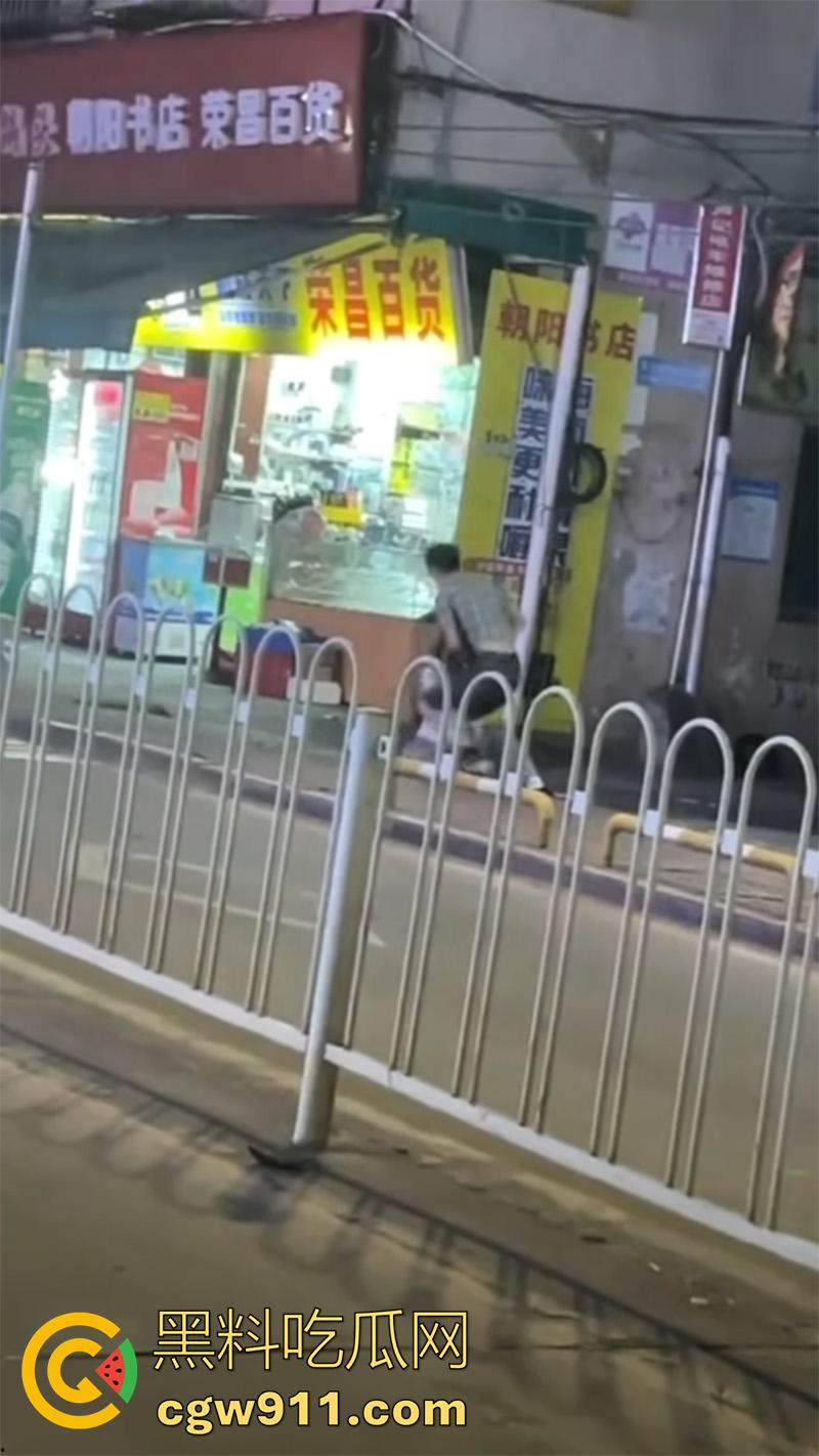 妻子出轨店老板，被老公发现持刀对峙，当街砍杀老婆和其老板，这是上班还是卖逼去了？真是活该啊！-7