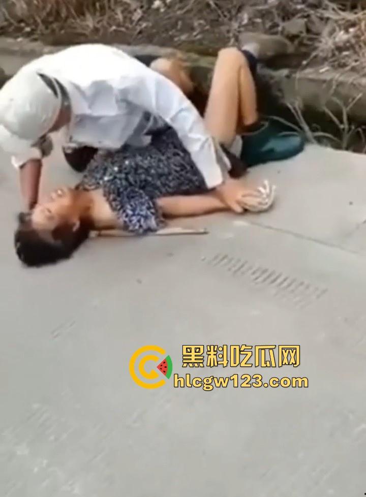 狂热夕阳红当街开干！ 大爷众目睽睽脱光大妈内裤强奸 大爷大妈玩得比年轻人还要过火！-1