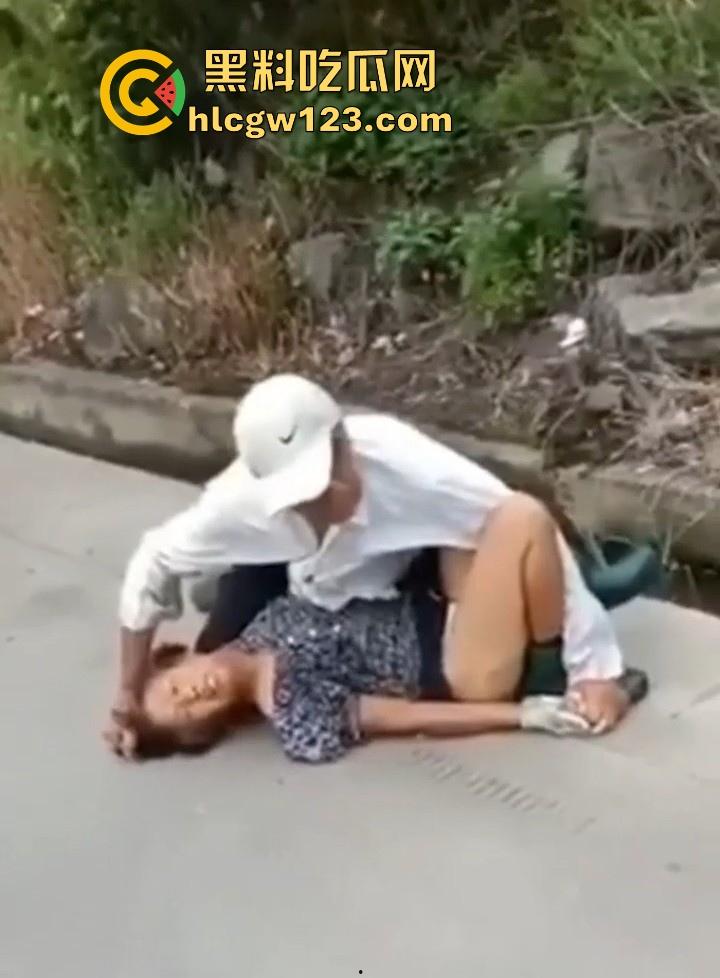 狂热夕阳红当街开干！ 大爷众目睽睽脱光大妈内裤强奸 大爷大妈玩得比年轻人还要过火！-4