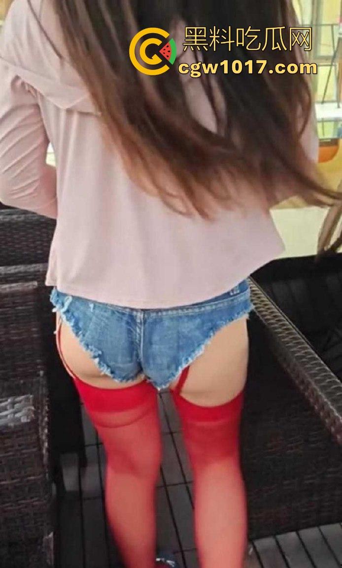 把风骚小嫂子调教成小母狗，出门吊带红丝配上齐逼小短裤，刺激户外露出，无套猛插内射，精液塞满整个淫穴！-4