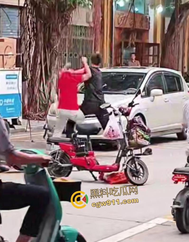 街头拳皇大乱斗!红衣大哥骂不礼让黑衣小伙,抱架姿势狂揍如游戏对决,观众看得血脉喷张却不了了之!-2