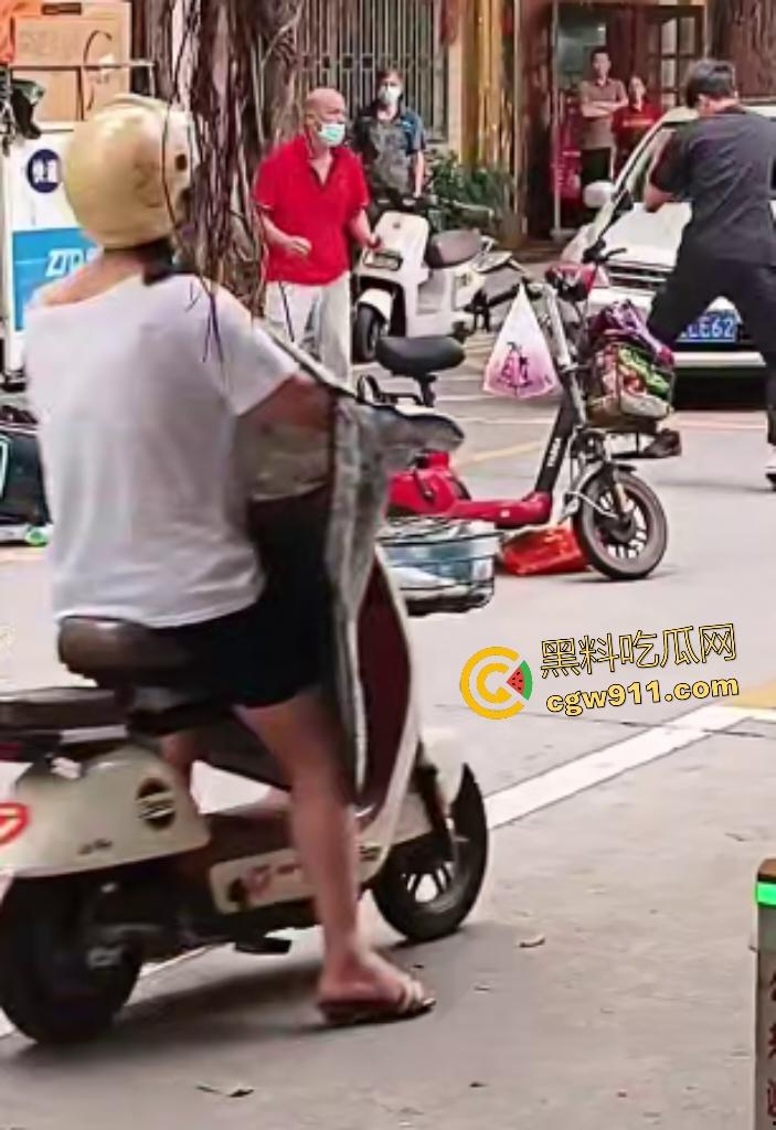 街头拳皇大乱斗!红衣大哥骂不礼让黑衣小伙,抱架姿势狂揍如游戏对决,观众看得血脉喷张却不了了之!-5