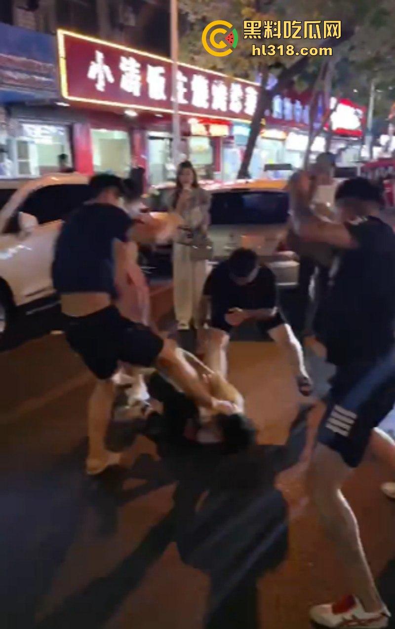 精神小伙当街群殴复仇，多人齐上围殴白衣男子，棍棒齐上招招致命直击要害，还上演了爱尔兰飞踢！-4
