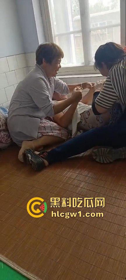 三个老阿姨围攻老大爷，死按不放活脱裤子，分工明确还录视频，大爷这回真是插翅难逃！伟哥难救啊！-8