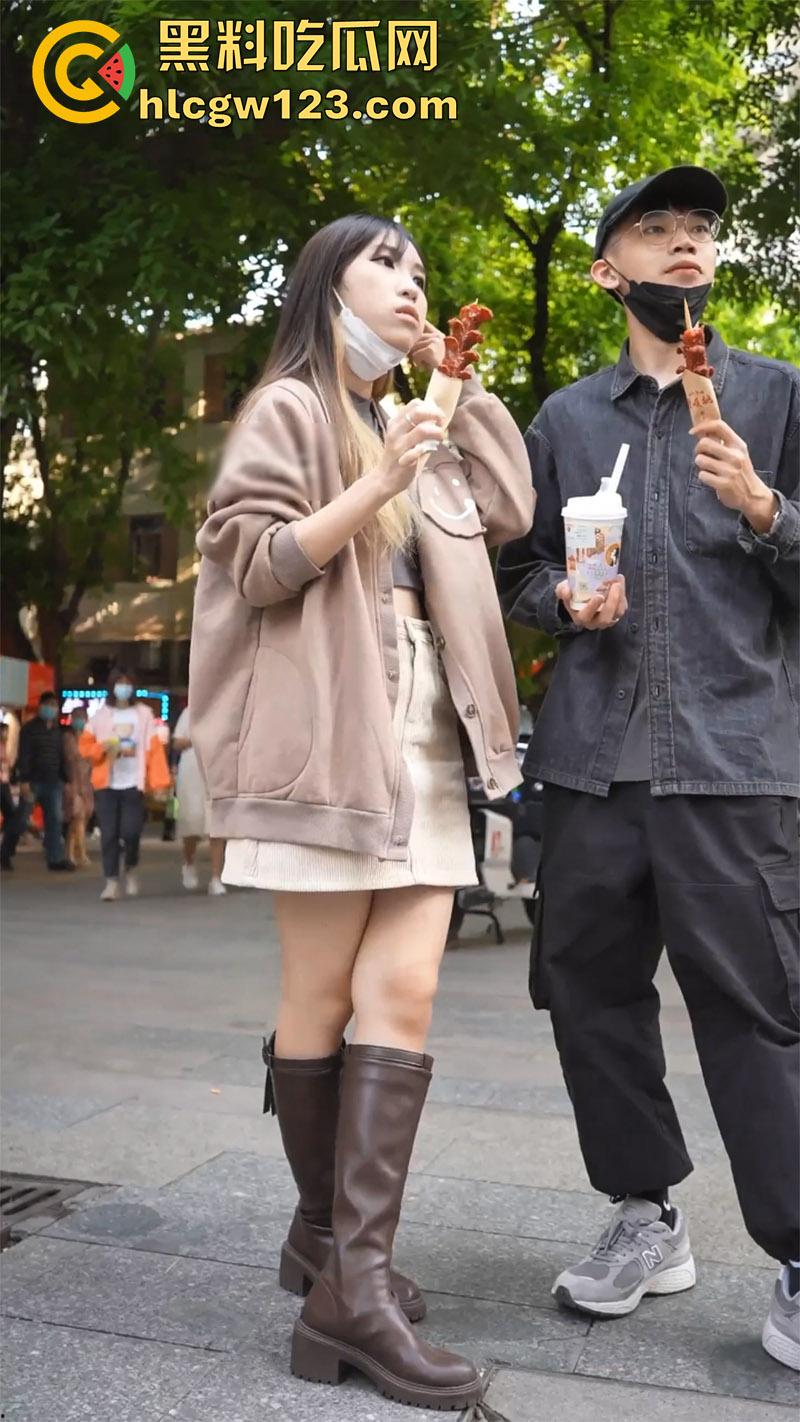 大神冒死抄底偷拍，连衣裙美女和男友逛街，翘臀夹骚内越走越紧，包臀裙美女粉内太诱人了！-2