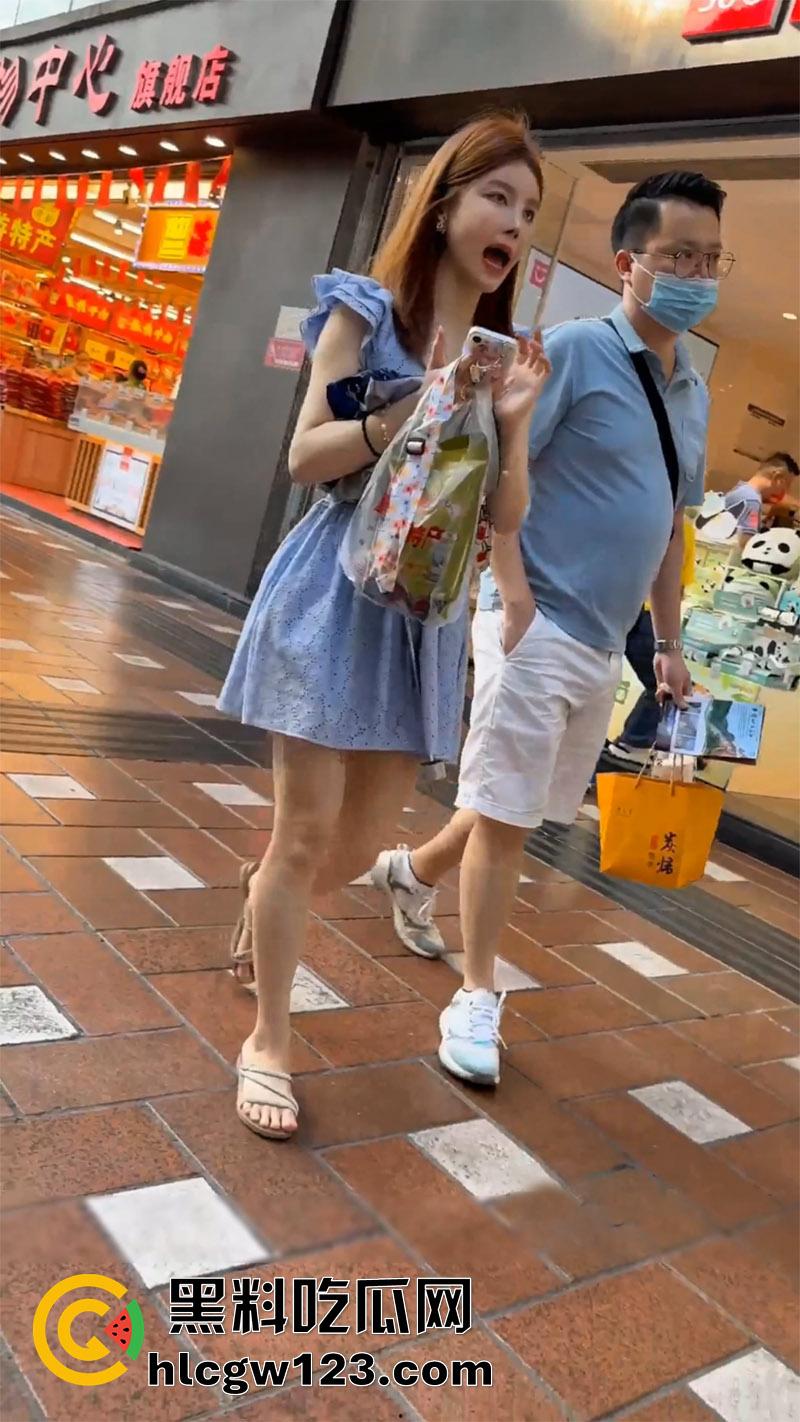 大神冒死抄底偷拍，连衣裙美女和男友逛街，翘臀夹骚内越走越紧，包臀裙美女粉内太诱人了！-4