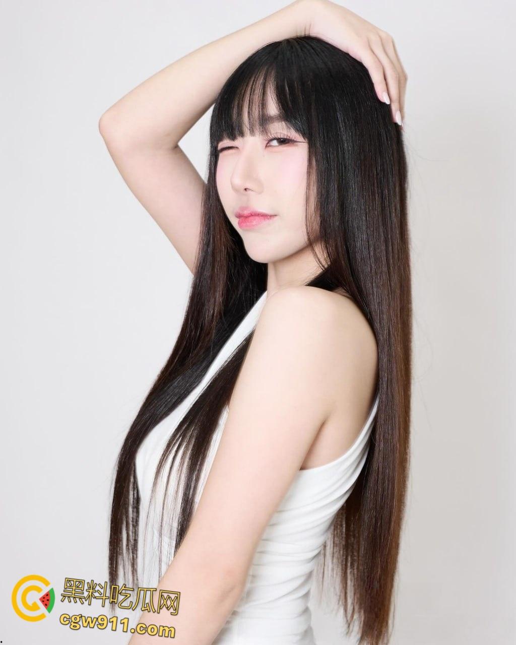 泰国高颜值福利姬【highsstn】，圣诞节情趣制服诱惑，巨乳渔网深喉口交，翘臀跟小马达一样动感疯狂榨精 ！-1