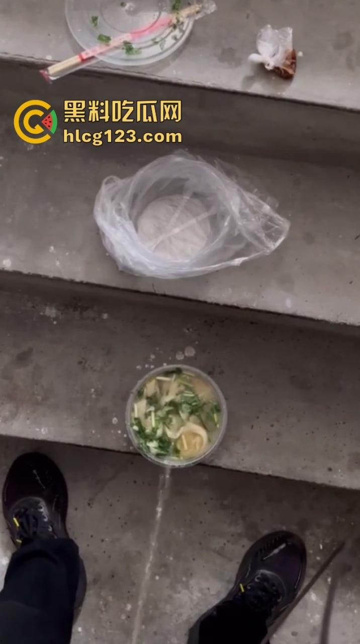 济南惊现黄汤馄饨!原是外卖员为报复顾客往餐中小便 还向里面吐口水-6