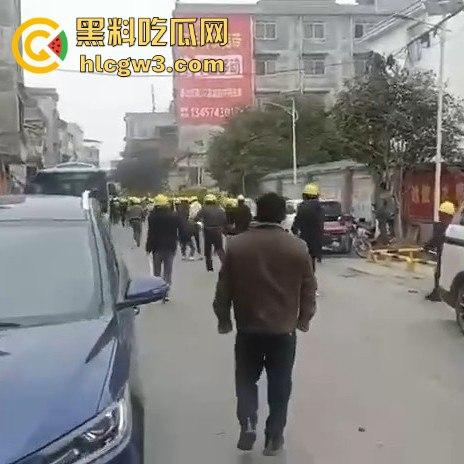 广西钟山县凤翔镇两村爆发大规模械斗。村民头戴安全帽手持钢管互殴，砖块漫天飞舞，场面堪比战场！-3