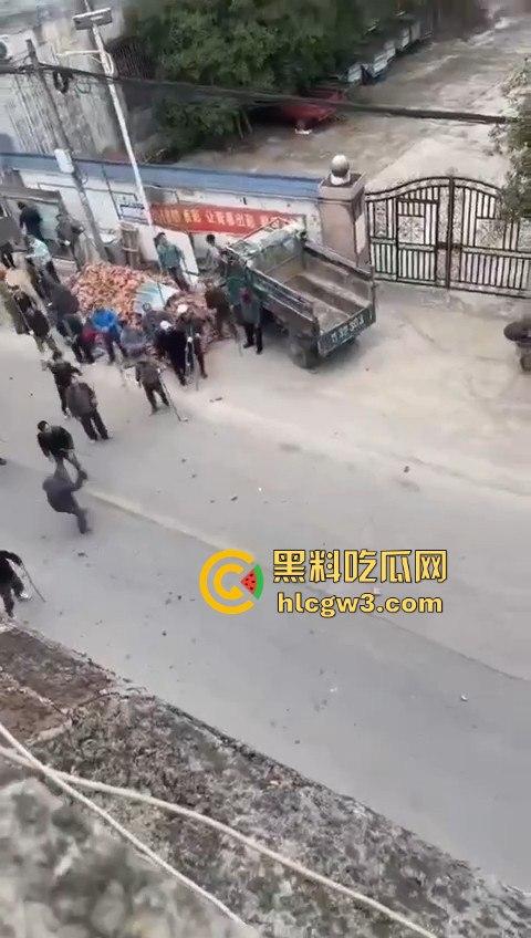 广西钟山县凤翔镇两村爆发大规模械斗。村民头戴安全帽手持钢管互殴，砖块漫天飞舞，场面堪比战场！-8