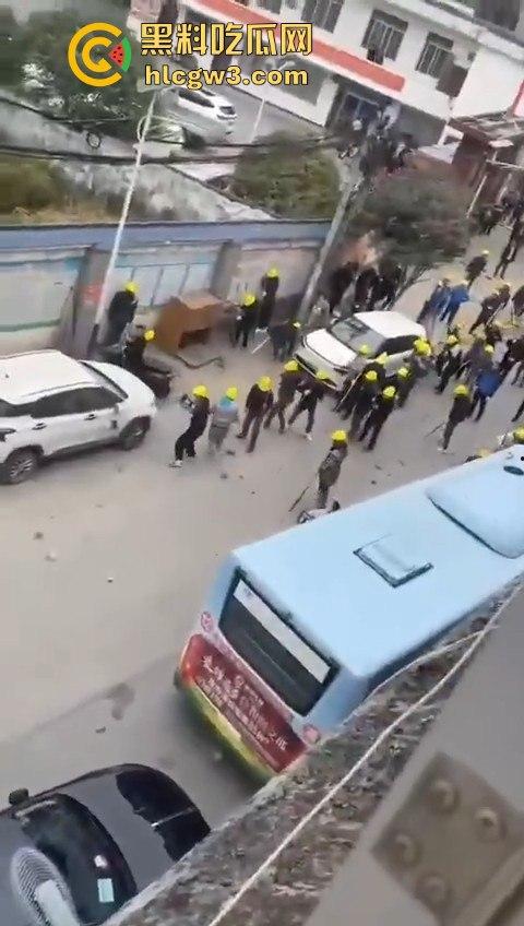 广西钟山县凤翔镇两村爆发大规模械斗。村民头戴安全帽手持钢管互殴，砖块漫天飞舞，场面堪比战场！-10