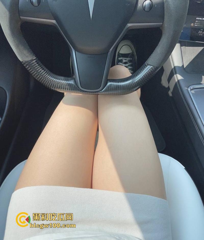 中央戏剧学院外围女【圈圈】特斯拉车震直播，主动送炮邀请群友内射骚穴，被操哭展现母狗本色！-14