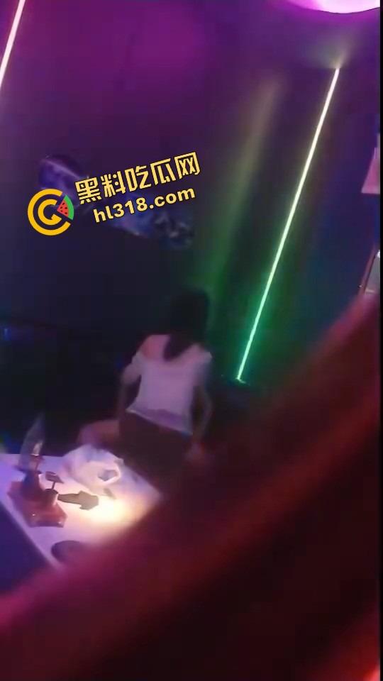 00后小情侣KTV开整，边唱歌边啪啪，操完还把内衣留包厢，雁过拔毛人过留情物！-8