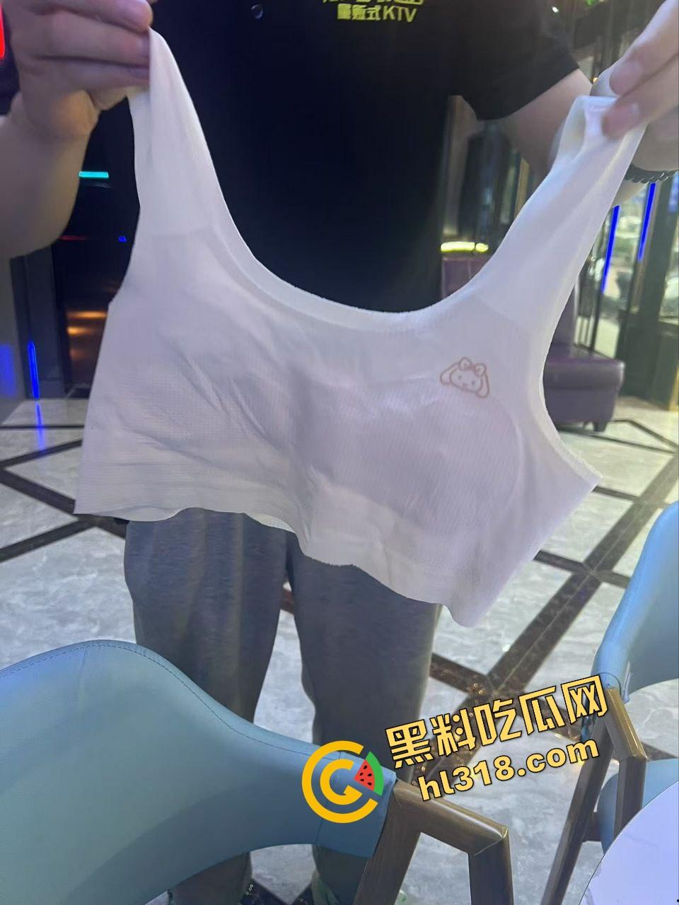 00后小情侣KTV开整，边唱歌边啪啪，操完还把内衣留包厢，雁过拔毛人过留情物！-10